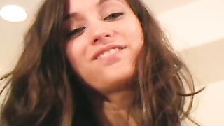 La tímida Georgia Jones quiere que la acaricies