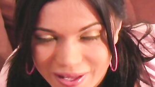 Alyssa Reece è carina in rosa per il tuo cazzo