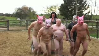 Uomini mascherati da maiale