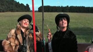 Drei Männer von zwei Frauen gefoltert.