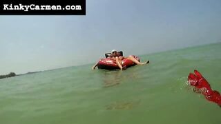 Carmen Rivera administre un lavement à un touriste avec une canne