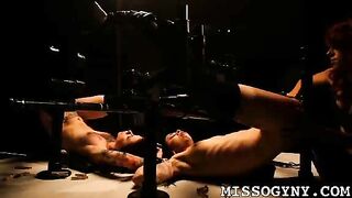 Salopes lesbiennes souffrant de bondage