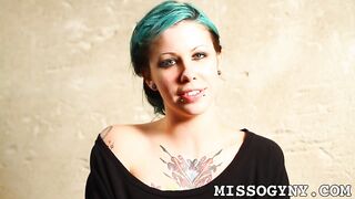 Krysta Khaos ist eingesperrt und gefistet