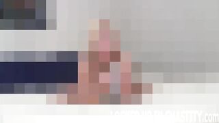 Ich lasse alle meine Sklaven Peniskäfige tragen