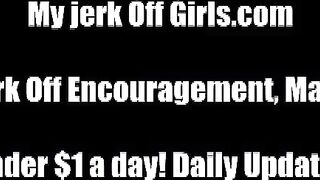 Pris en train de se branler pendant que le voisin jouait