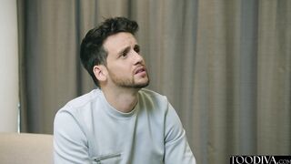 Fotograf reitet den riesigen Schwanz des Models