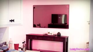 Namoradas asiáticas terminam a festa com um pau