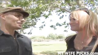 Guarda la tua calda moglie che scopa con un altro uomo