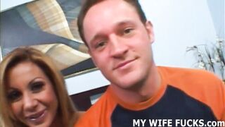 Sehen Sie zu, wie ein völlig Fremder die Muschi Ihrer Frau fickt