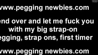 Cet énorme gode ceinture pénètre dans ton petit cul serré