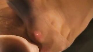 Ein Spielzeug unter den Füßen