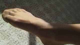 Les bas nylons d'une brune souple