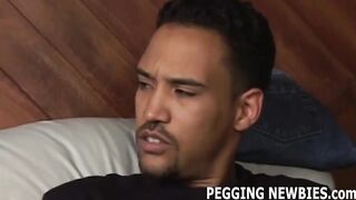 Ma grosse bite en plastique va pénétrer ton cul vierge