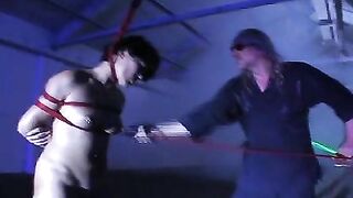 Uma mulher tratada com severidade e total descaso.