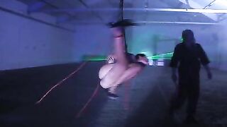 Uma mulher tratada com severidade e total descaso.