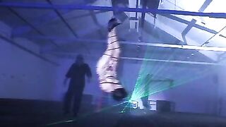 Uma mulher tratada com severidade e total descaso.