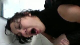 Erstickt und misshandelt