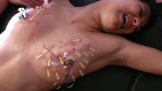 Vidéo de torture à l'aiguille la plus extrême