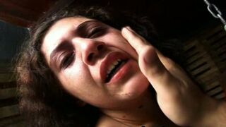 Amordaçado e acorrentado