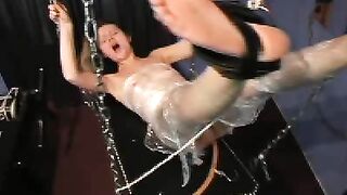 Torture de la chatte et des seins