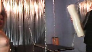 Blonde trash enfermée