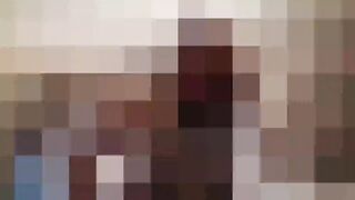 Vestiti e in ginocchio