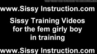 Mettiti queste mutandine, piccola femminuccia sgualdrina