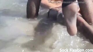 Orgia lesbica con feticismo dei piedi bagnata e sexy