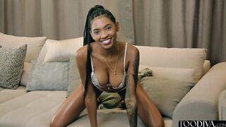 La cara de la chica de ébano sentada Barbie Rous