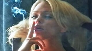 Lonnie raucht, während ihre Muschi tropft