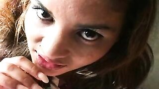 Vanessa inhaliert Rauch und heißes Sperma