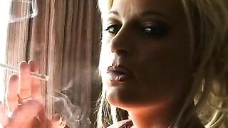 Die versaute Schlampe Brooke raucht mit ihren anderen Lippen