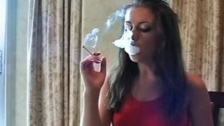 Penny fume et se prépare à baiser