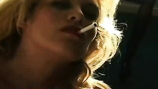 Fumador feliz y sonriente