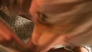 La ragazza fumatrice Layla Jade fa un pompino