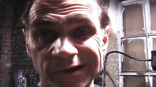 Les petits seins se font battre