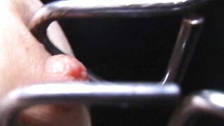 Les petits seins se font battre