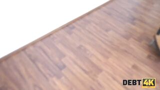 DEBT4k. Wütender Mann reißt Brünette die Kleider vom Leib und dringt in sie ein