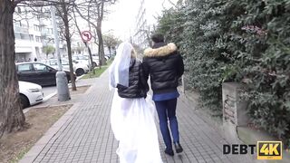 DEBT4k. Blonde Braut wird in der Nähe ihres Bräutigams zum Sex mit einem Kredithai verleitet