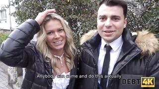 DEBT4k. Un esattore scopa la sposa in abito bianco