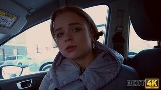 Debito4k. La ragazza non riusciva a pagare il debito per le sue grandi tette, quindi è andata al creditore.