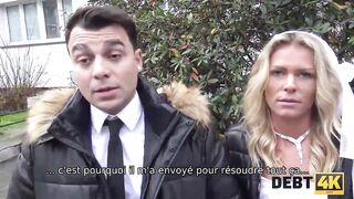 DEBT4k. Esposa safada trai o marido por dinheiro na frente de