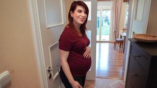 DEBT4k. L'esattore concederà del tempo alla donna in cambio di un favore...