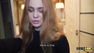 DEBT4k. Un tizio furbo scopa la figa rasata di una ragazza dai capelli rossi