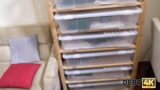 DEBT4k. Junge Geschäftsfrau Eveline Dellai gefickt