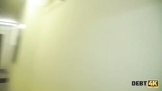 Dívida4k. A garçonete sexy Rose Wild devolve o dinheiro