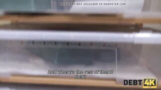 DETTES 4K. Un jeune homme d'affaires naïf paie ses dettes à un taureau.