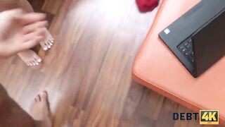 DEBT4k. Proprietário perde a paciência e transa com Jennifer Mendez