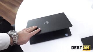 DEBT4k. Un homme musclé baise une jeune et adorable débitrice