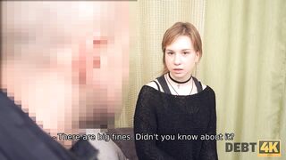 DEBT4k. Garota paga por gadgets chupando e montando no pau do colecionador